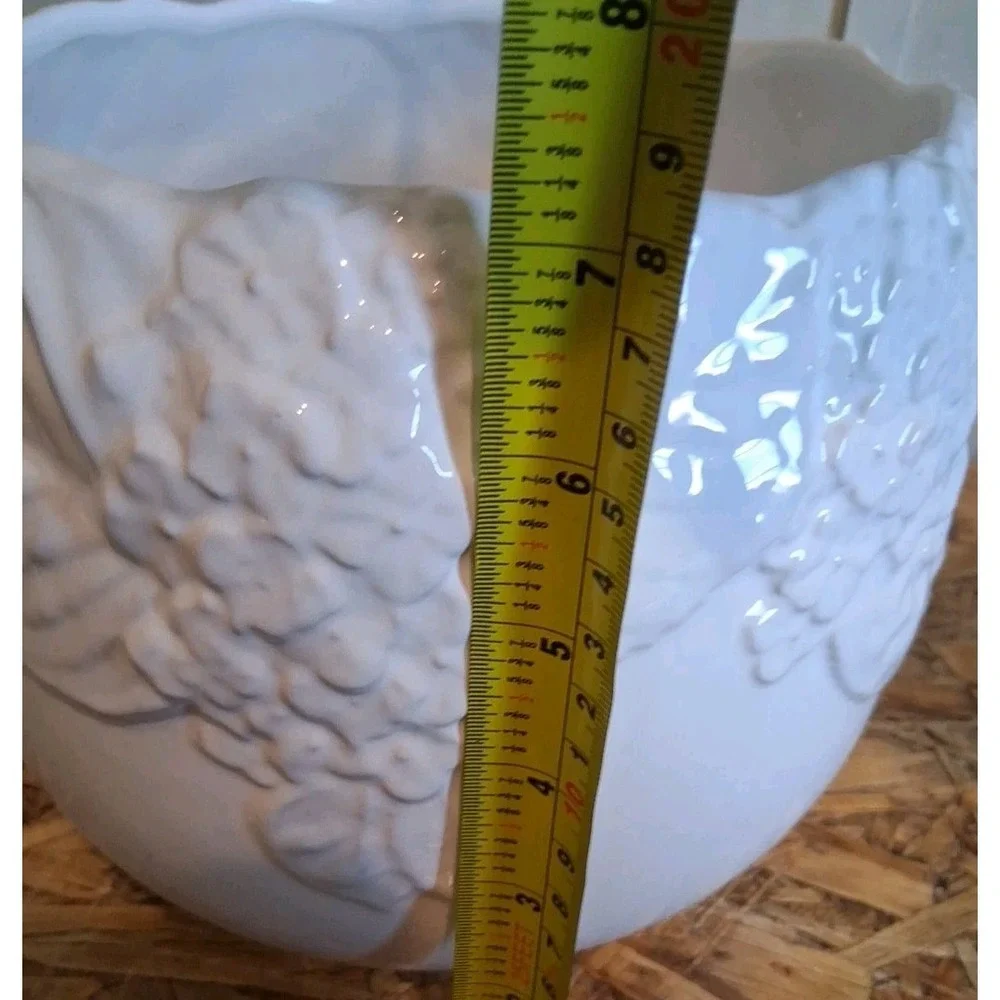Vntg‎ Large white planter with leaves and flowers molded in pottery